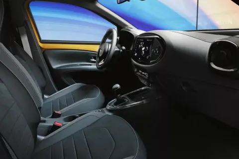 Wnętrze samochodu z nowoczesnym ekranem i wygodnymi fotelami. Czy to już era keyless go co to znaczy?