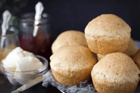 Glutenfria scones med fiberhusk, redo att avnjutas med sylt och grädde.