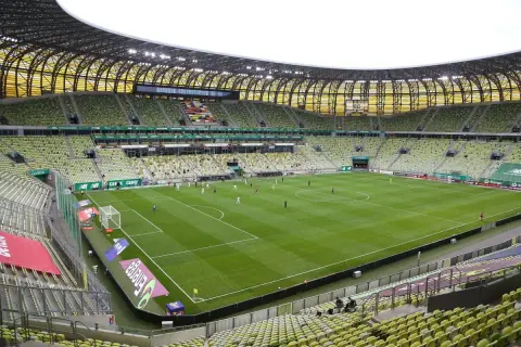 Polsat Plus Arena Gdańsk, z zielonymi trybunami, gotowa na mecz. Jej pojemność pozwala na przyjęcie tysięcy kibiców.