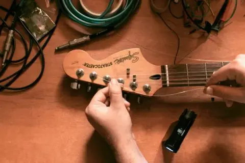 Jak się stroi gitarę elektryczną - proste metody na idealne brzmienie