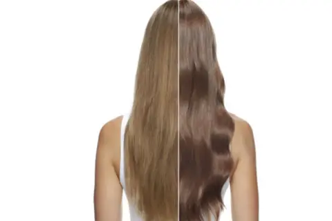 Comparación de cabello: antes y después. El lado izquierdo muestra un cabello rubio ceniza, mientras que el derecho revela un color de pelo castaño claro sedoso y brillante.