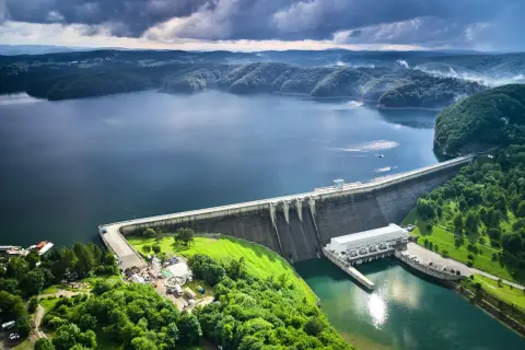 Zapora wodna i elektrownia, pokazujące, jak działa elektrownia wodna. Woda spływa z górnego zbiornika, napędzając turbiny.