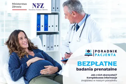 Uśmiechnięta ciężarna kobieta rozmawia z lekarzem. Dostępne są bezpłatne badania prenatalne NFZ.