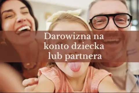 Szczęśliwa rodzina, gdzie przelew na konto dziecka to darowizna, która buduje przyszłość.
