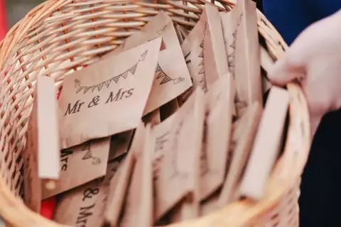 Ein Korb voller "Mr & Mrs"-Tütchen, vielleicht für die Gäste zur Feier des ersten Hochzeitstages, wie nennt man den ersten hochzeitstag?