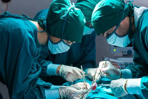 Kim jest chirurg? Droga, specjalizacje i realia zawodu lekarza