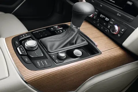 Eleganckie drewniane wykończenie konsoli środkowej Audi z dźwignią skrzyni biegów multitronic i przyciskiem Start/Stop.