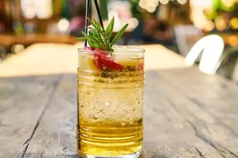 Najlepsze drinki z orzechówką, które zachwycą Twoje podniebienie