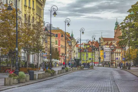 Spacerem po Krakowskim Przedmieściu, wśród kolorowych kamienic i zabytkowych latarni, jesienią.