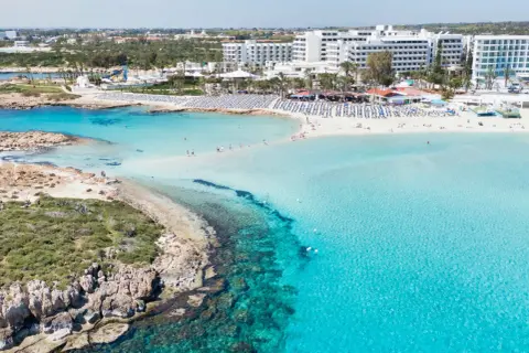 Piękne plaże i hotele na Cyprze. Sprawdź aktualne ceny i zaplanuj wymarzone wakacje!
