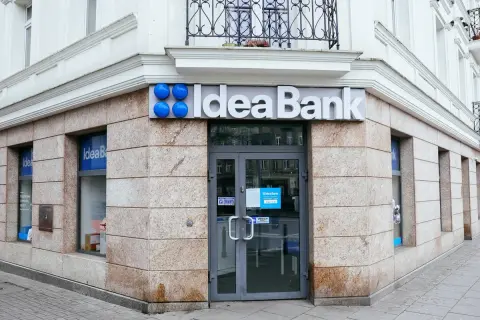 Wejście do Idea Bank z charakterystycznym logo.
