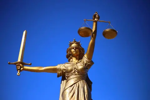 Złota Temida z wagą i mieczem, symbol sprawiedliwości, przypomina, że prawo nie działa wstecz.