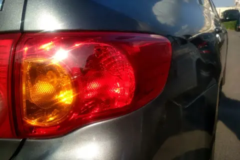 Tylna lampa Toyoty Yaris 2, gotowa do wymiany żarówki.