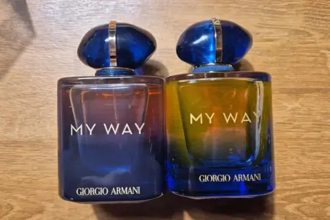 Dwa flakony perfum Giorgio Armani My Way 100ml, jeden z płynem w odcieniach niebieskiego i fioletu, drugi z płynem w odcieniach żółci i pomarańczy.