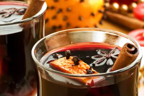 Ciepłe, aromatyczne wino grzane z pomarańczą, goździkami i cynamonem. Idealne na zimowe wieczory, choć warto pamiętać o jego kcal.
