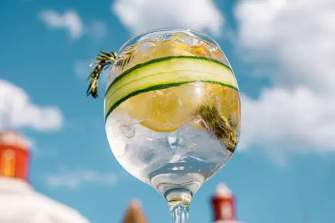 Orzeźwiający drink z cytryną, ogórkiem i rozmarynem. Idealny na lato, wypróbuj nasz przepis na limoncello spritz!