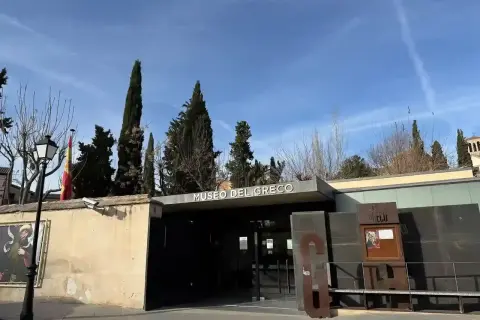 Entrada al Museo del Greco, con un cartel que anuncia el nombre del museo y una gran letra G de metal.