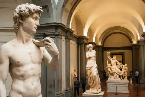 W muzeum podziwiać można najpiękniejsze rzeźby świata: odzianego w płótno Dawida, Wenus z Milo i grupę Laokoona.