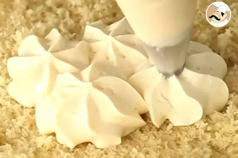 Kremowy frosting po polsku tworzy piękne rozety na biszkopcie.