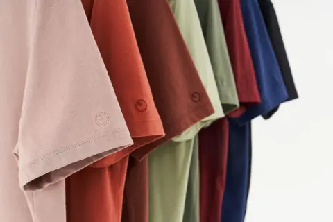 Reihe von T-Shirts in verschiedenen Farben. Lyocell Stoff Nachteile sind hier nicht sichtbar, aber die Qualität ist erkennbar.