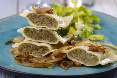 Gestapelte Maultaschen mit gebratenen Zwiebeln und Salat. Ein köstliches Maultaschen Rezept, das zum Genießen einlädt.