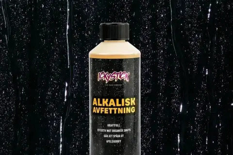 En flaska Ickystick Alkalisk Avfettning mot organisk smuts. Ett kraftfullt alternativ till kallavfettning.