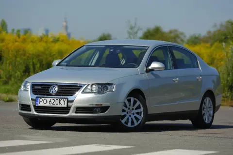 Srebrny Passat B6 z przodu, z widocznymi reflektorami. Zastanawiasz się, jakie żarówki passat b6 przód wybrać?