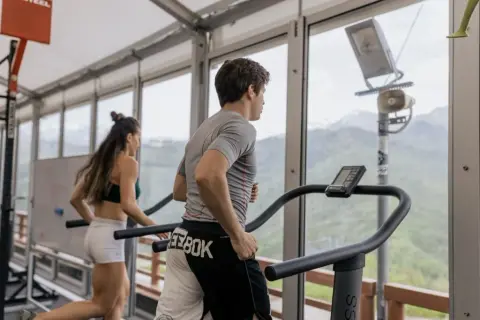 Cardio na bieżni: Jak spalać kalorie i poprawić kondycję?
