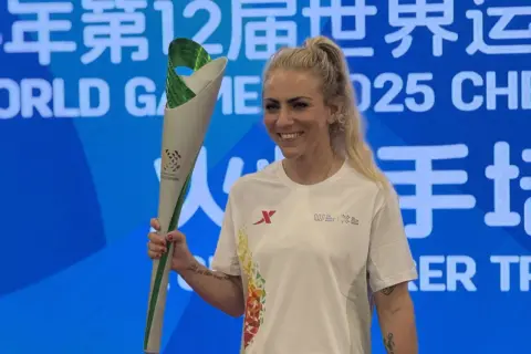 Sofia Olofsson håller facklan för World Games 2025 i Chengdu.
