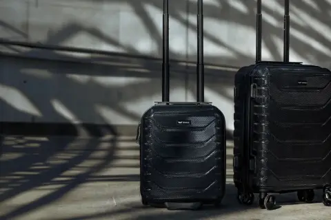 Dwie czarne walizki kabinowe, idealne na podróż samolotem Ryanair. Lekkie i stylowe, gotowe na przygodę.