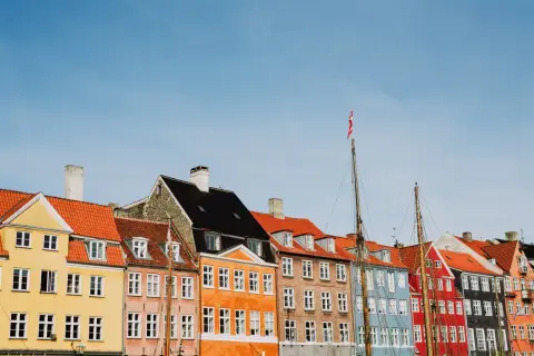 Kolorowe kamienice nad kanałem w Kopenhadze, gdzie duńska korona jest walutą.