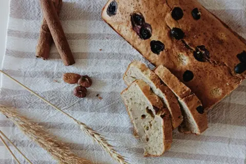 Chleb z jagodami, cynamon, orzechy i kłosy zbóż. Czy można jeść zakalec? Ten wygląda apetycznie!