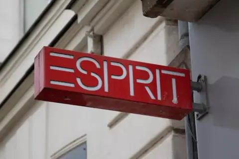 Czerwony szyld z białym napisem ESPRIT, wiszący na budynku.