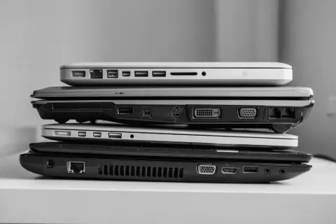 Stos starych laptopów, każdy z różnymi portami. Zastanawiasz się, co zrobić ze starym laptopem?
