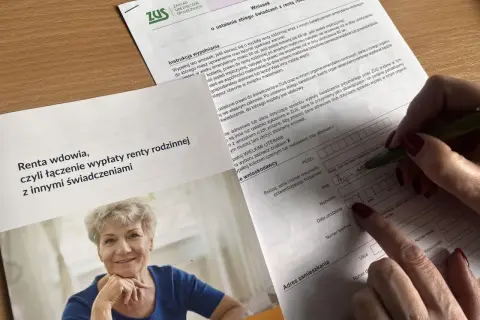 Kobieta wypełnia wniosek ZUS o ustalenie zbiegu świadczeń z rentą rodzinna, pytając, czy renta rodzinna wlicza się do dochodu.