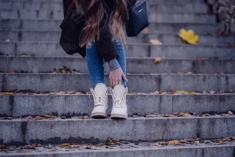 Beżowe buty: Jak nosić je stylowo? Poradnik i gotowe zestawy