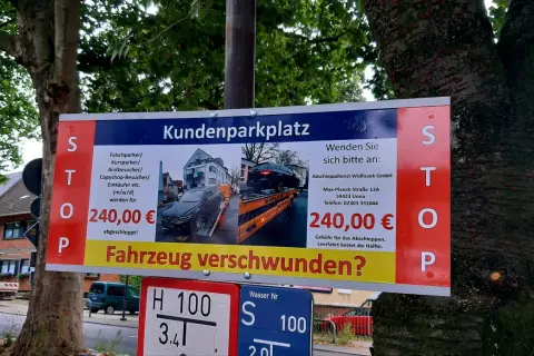 Schild informiert über Abschleppkosten: 240€ für Falschparker. Leerfahrt kostet die Hälfte. Abschleppdienst Widliczek GmbH.