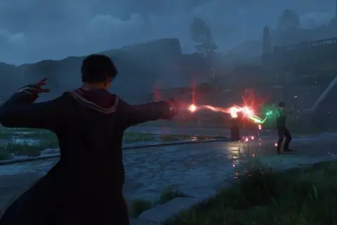 Magiczna bitwa w mrocznej scenerii, jak z **Hogwarts Legacy DLC**. Dwóch czarodziejów rzuca zaklęcia, czerwone i zielone błyskawice przecinają noc.