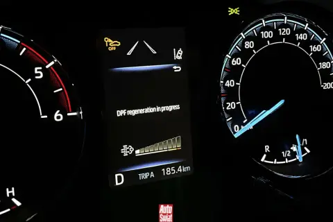 Na desce rozdzielczej świeci się kontrolka "DPF regeneration in progress", informując o trwającym wypalaniu DPF.