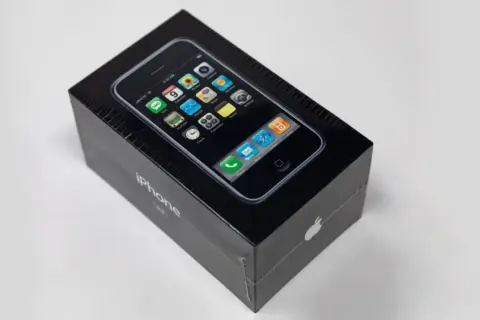Boîte scellée du premier iPhone, un objet de collection qui représente le prix premier iPhone.