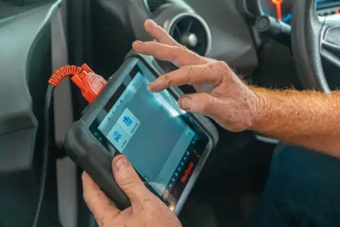 Mekaniker diagnostiserar ett **Mercedes Vito problem** med en skanner.