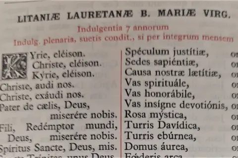 Fragment tekstu z Litanią Loretańską, widoczne wezwania i ozdobna inicjała.