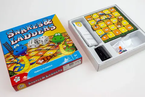 Caja del juego Serpientes y Escaleras con tablero, dados y fichas. ¡A jugar!