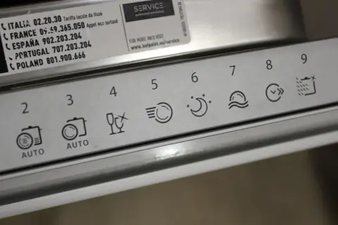 Panel sterowania zmywarki Hotpoint Ariston z ikonami programów i oznaczeniem klasy energetycznej A+.