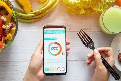 Ile kcal na redukcji? Klucz do zdrowej utraty wagi bez głodzenia