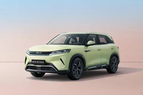 Jasnozielony BYD ATTO 2 na tle pastelowego nieba. Sprawdź byd cena i odkryj ten nowoczesny SUV.
