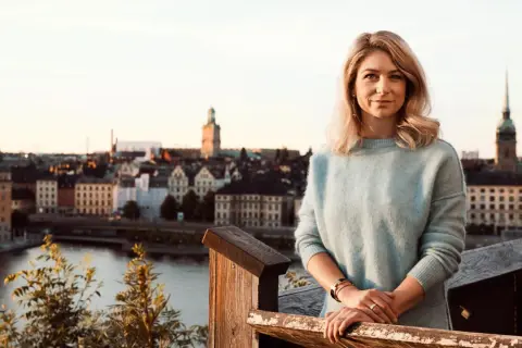 Lisa Farrar njuter av utsikten över Stockholm i solnedgången.