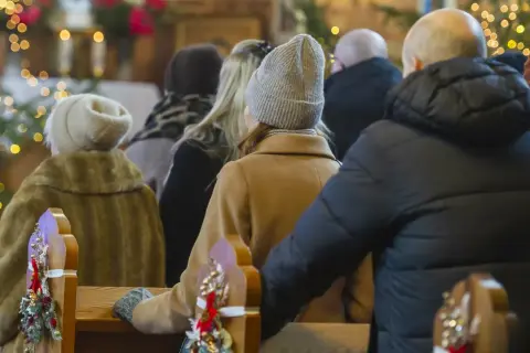 Ludzie w kościele, ozdobionym świątecznie. Czy to 13 luty, jakieś święto?