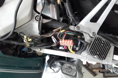 Gdzie są bezpieczniki Yamaha FJR 1300 i jak uniknąć problemów?