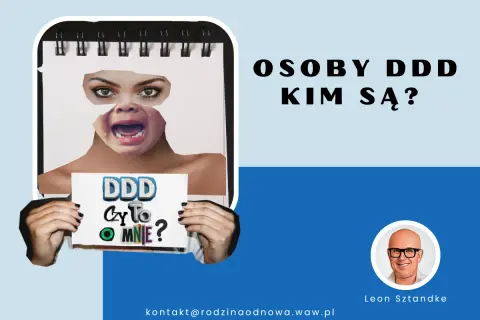 Osoby DDD – kim są? Wizerunek twarzy z wyciętymi oczami i ustami, trzymającej kartkę z napisem "DDD Czy To O MNIE?".